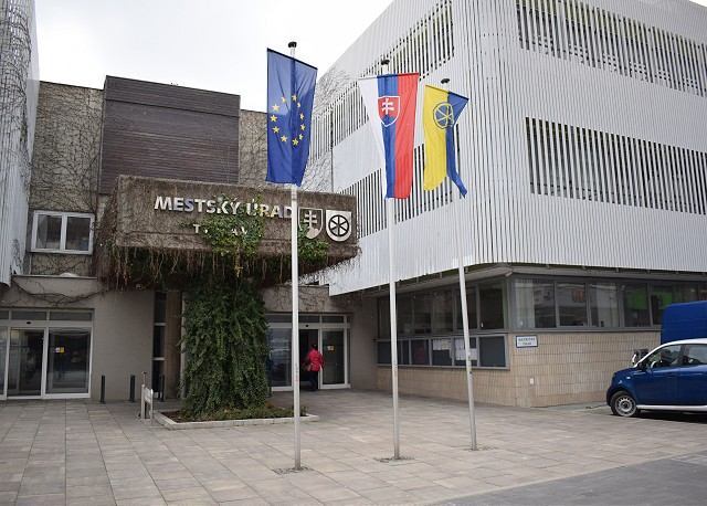 Mestskí úradníci dostanú nižšie platy, výrazne im však skrátili pracovnú dobu