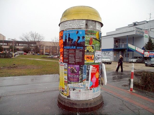 Starým reklamným valcom odzvonilo, radnica zverí vylepovanie plagátov súkromníkovi