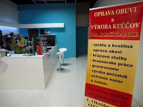 V trnavskom MAX-e otvorili prevádzku na opravu obuvi a výrobu kľúčov