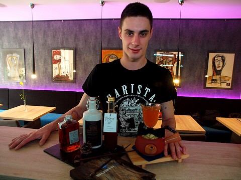 S koktejlami doslova čaruje, barman Denis Nádaský si spravil meno aj v zahraničí