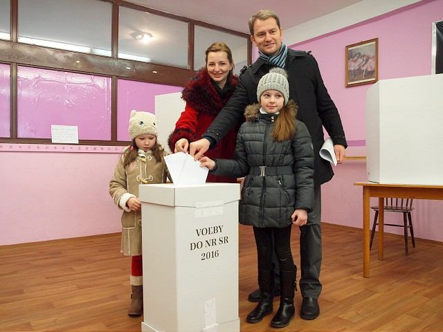 FOTO: V Trnave volili Matovič aj Procházka, obaja vyzvali k účasti na voľbách