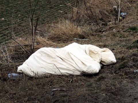 Mŕtvola zabalená v plachte za humnami uprostred bordelu to nie je
