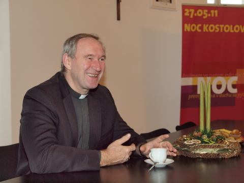 Raňajkovali sme s arcibiskupom Róbertom Bezákom