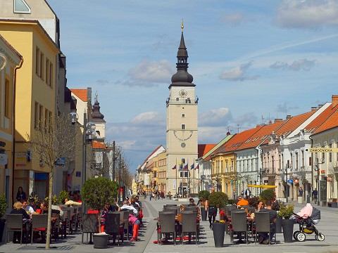 Pekné počasie vylákalo ľudí na sezónne terasy v centre mesta