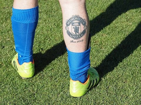 Brankár Maduníc má doživotný vzťah s Manchestrom United, jeho telo zdobí klubový znak