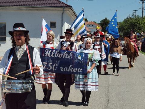 VIDEO: V Hlbokom sa oslavovalo vo veľkom, prišli aj Štúrovci