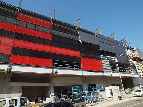 FOTO: Na južnej tribúne City Areny začali s inštaláciou finálnej dizajnovej fasády