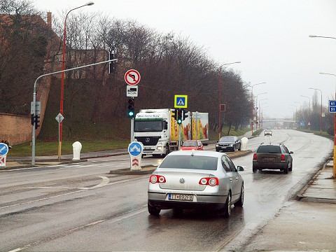Na Hlbokej pribudla nová svetelná križovatka, umožňuje odbočiť vľavo