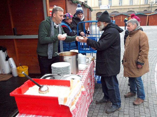 Gesto ľudskosti: Na Štedrý deň podávali na námestí večeru pre osamelých ľudí