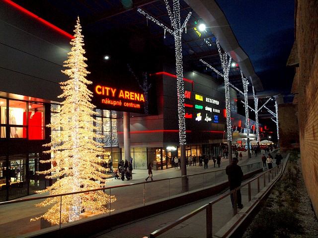 City Arena spustila Andelské vianočné trhy, v nedeľu povozí deti na koči Mikuláš s čertom