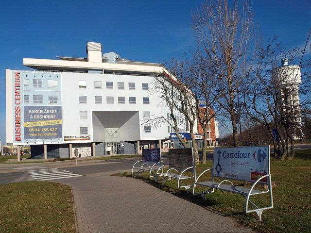 Reklamné lavičky, na ktorých je problém sedieť, z mesta odstránia