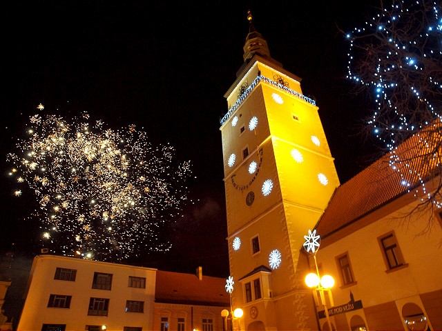 FOTO: Trnava sa lúči s rokom, prvý veľký ohňostroj sledovalo zaplnené námestie
