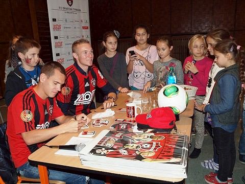 Spartakovci odmietli dať autogram na čelo, podpísali papuče i ruky