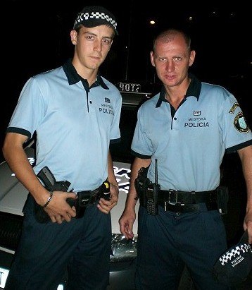 Muž, ktorý pálil vlajku Európskej únie, chce byť opäť policajtom