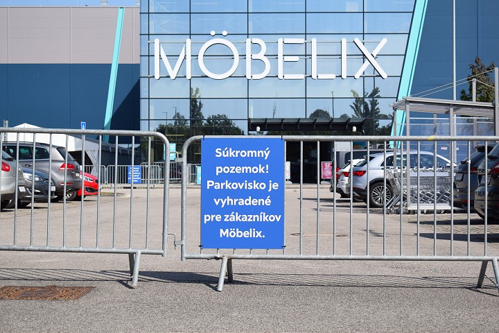 Závory na parkovisku pri Tescu vytlačili autá, nový problém nastal pri Möbelixe