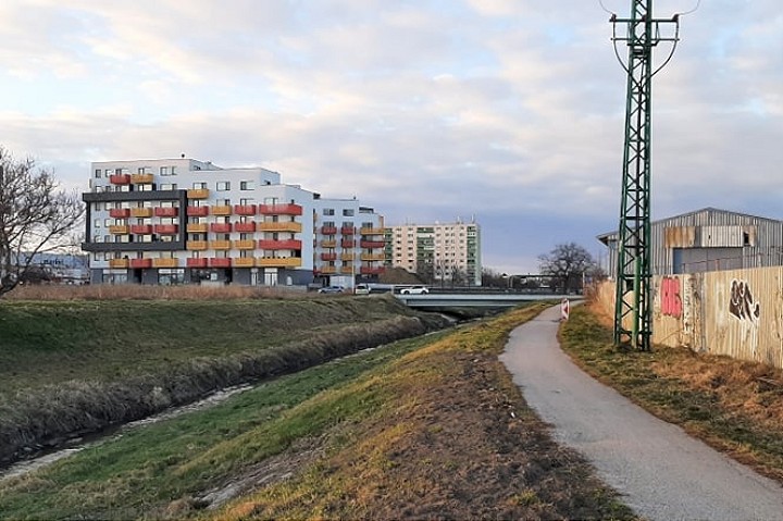 Chodník z Trnavy do Modranky bude osvetlený, ale až neskôr
