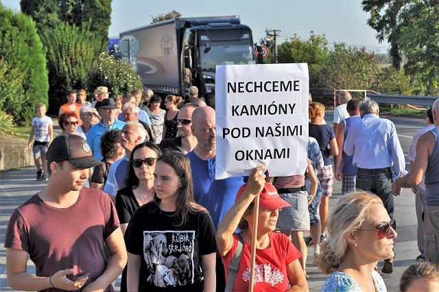 Obyvatelia Modranky si na odklonenie kamiónov musia ešte počkať
