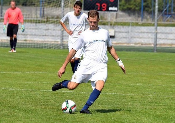 Futbal, 8. liga A: Modranka strelila Bukovej poltucet, Slávia prehrala