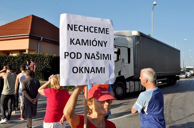 Obyvatelia Modranky blokovali dopravu, vadia im kamióny