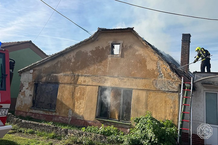 V Modranke horel rodinný dom, ľudia ho stihli včas opustiť