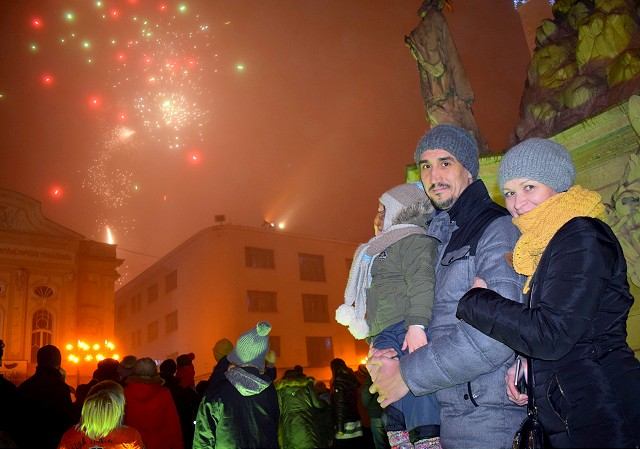 FOTO: Ohňostroj pre rodiny s deťmi zaplnil Trojičné námestie