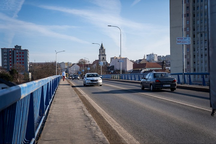 Rekonštrukcia mosta v Hlohovci: Obchádzkové trasy povedú cez Piešťany a Sereď