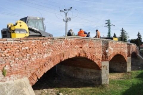 Vzácny most k väznici sa rozpadáva, kamióny naň už nesmú