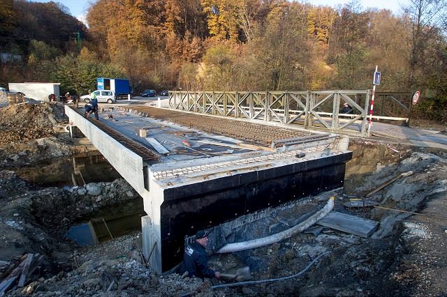 V Horných Orešanoch dostavali po rokoch betónový most, ktorý strhla povodeň