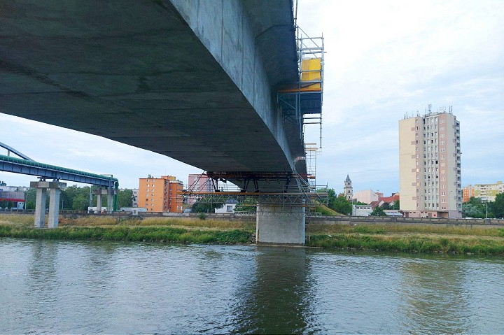 Most v Hlohovci plánujú sprístupniť pre peších v priebehu júla