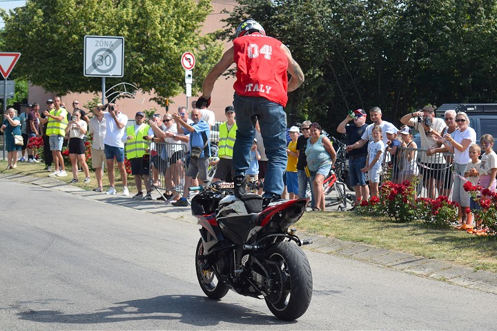 Staré motorky majú dušu. Moto Ruže prilákali do Ružindola stovky návštevníkov