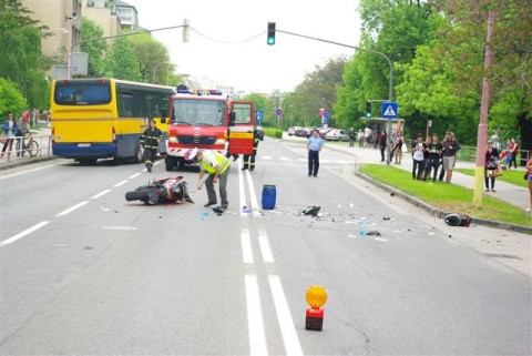 Motorkár vyletel z križovatky, smrteľne pristál v aute