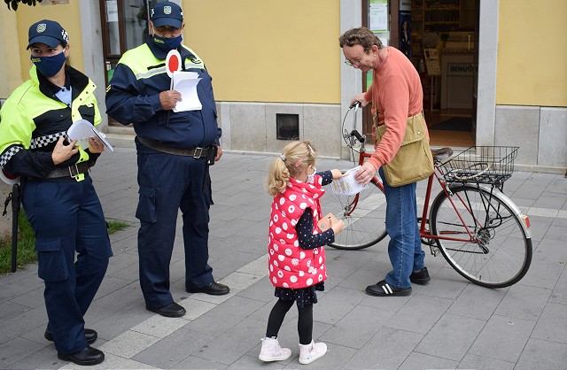 Na zákaz vjazdu bicyklov na pešiu zónu upozorňovali s policajtmi aj deti zo škôlky