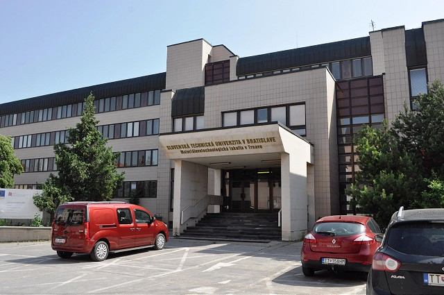 Sídlili tu komunisti aj vysoká škola, rozľahlá budova v centre Trnavy je na predaj