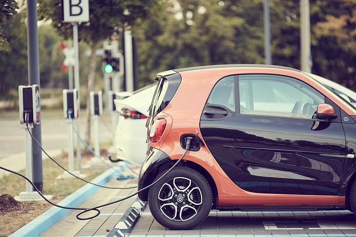 Trnava hľadá prevádzkovateľa siete nabíjačiek pre elektromobily