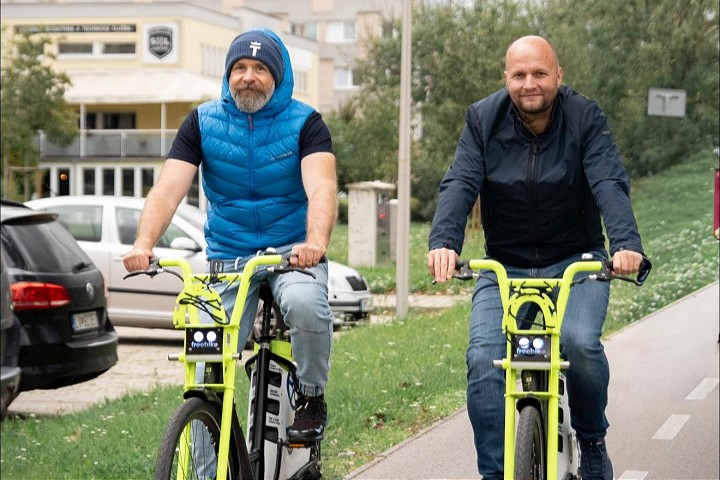 Bročka bicykloval po Trnave s Naďom, pozval aj šéfov ďalších politických strán