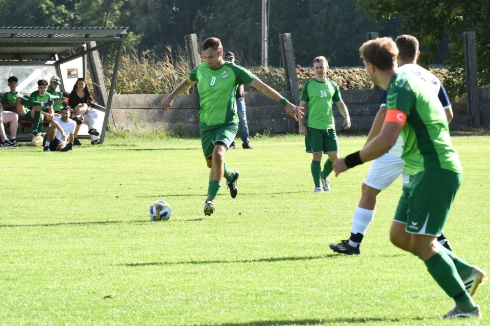 Futbal, 9. liga: Trstín zdolal v derby Bíňovce, Pečeňady zastavili Šulekovo