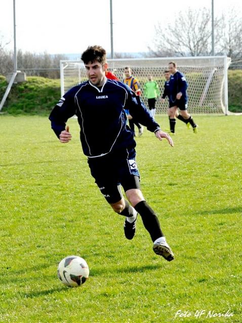 Futbal, III. A: Naháč sa doťahuje na Smolenice, vyhral v Hornom Dubovom