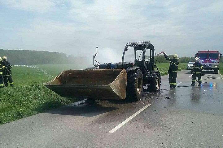 Medzi Dolnou a Hornou Krupou horel poľnohospodársky nakladač