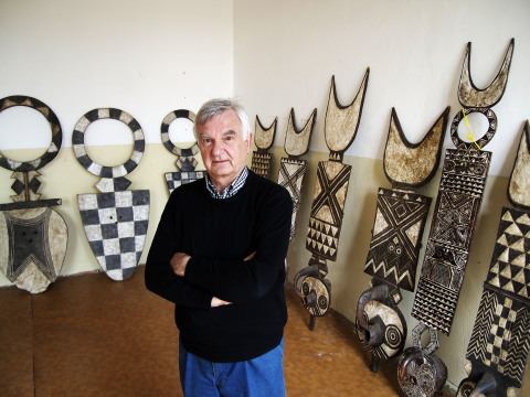 Africké masky vyzerajú strašidelne, aby odplašili zlé sily