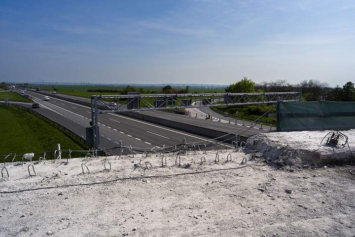 Na moste pri Trnave ukončili búranie, pracuje sa tam cez deň aj v noci