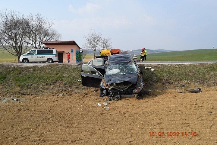 Šoféroval opitý a rozbil auto. V aute viezol svojho sedemročného vnuka