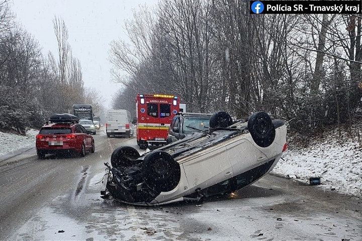 Husté sneženie: Pribúdajú nehody, pri Bučanoch skončilo auto na streche