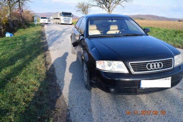 Auto medzi Bukovou a Trstínom zrazilo muža s vozíkom
