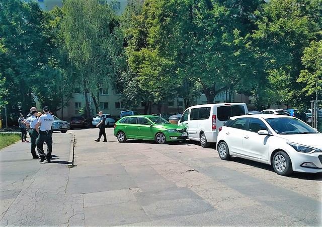 Na Čajkovského ulici prišlo ku kurióznej nehode, vodič poškodil zaparkované autá