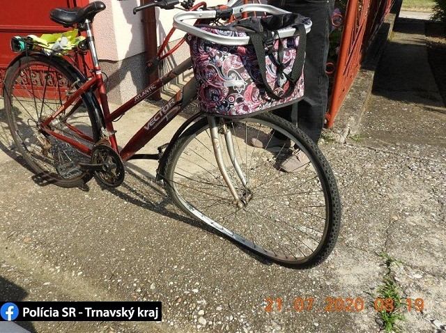 Medzi Zelenčom a Trnavou sa zrazili cyklisti, žena si zlomila ruku