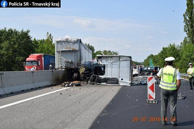 Za hrozivú nehodu na diaľnici môže zrejme nepozornosť vodiča