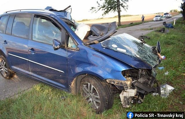 Smrteľná nehoda medzi Trnavou a Dolnou Krupou, muž náraz auta do stromu neprežil