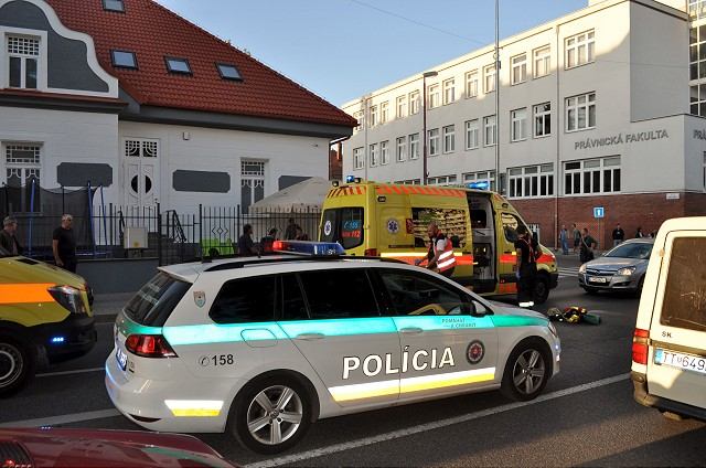 Polícia potvrdila, že vodič zrazil chodkyne na priechode