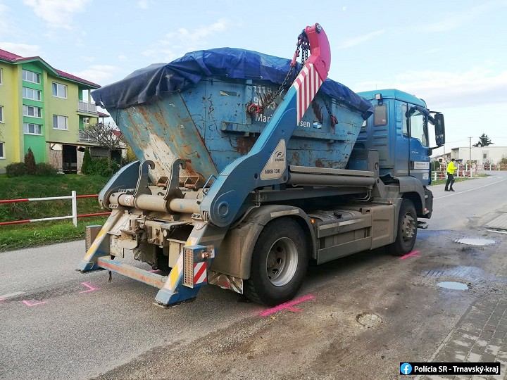 Smrteľná nehoda vo Veľkých Kostoľanoch: Nákladné auto zachytilo chodca