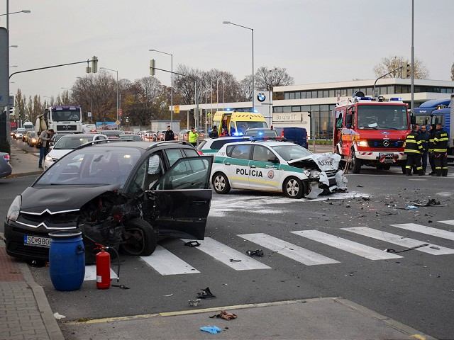 Nehoda na Nitrianskej: Do policajnej kolóny vrazilo osobné auto
